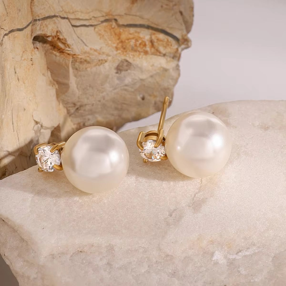 Sola Pearl studs :  18k PVD plated