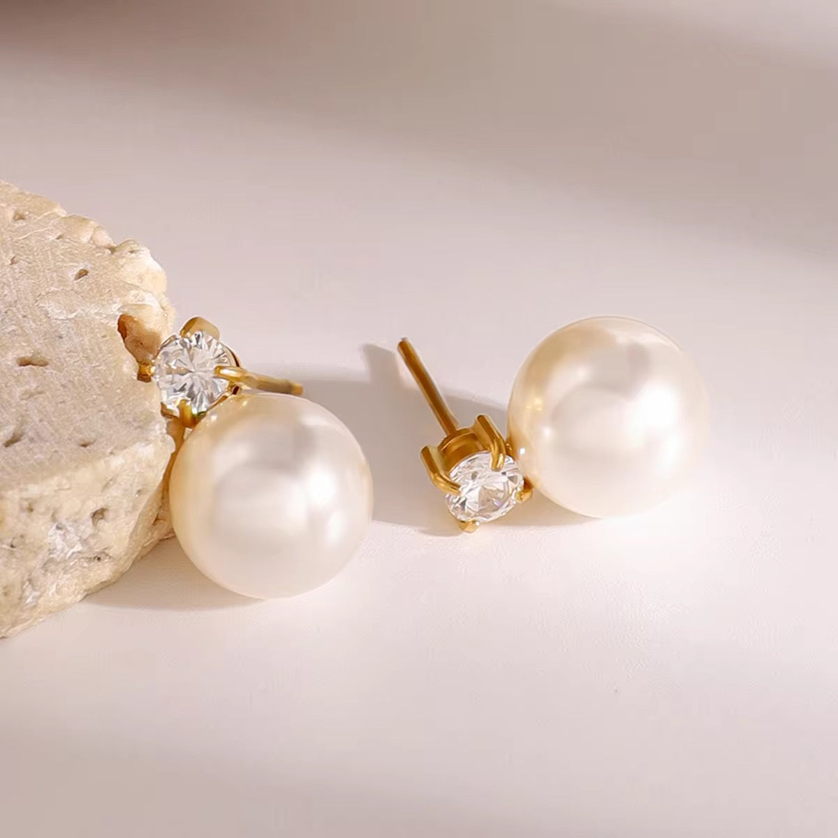 Sola Pearl studs :  18k PVD plated