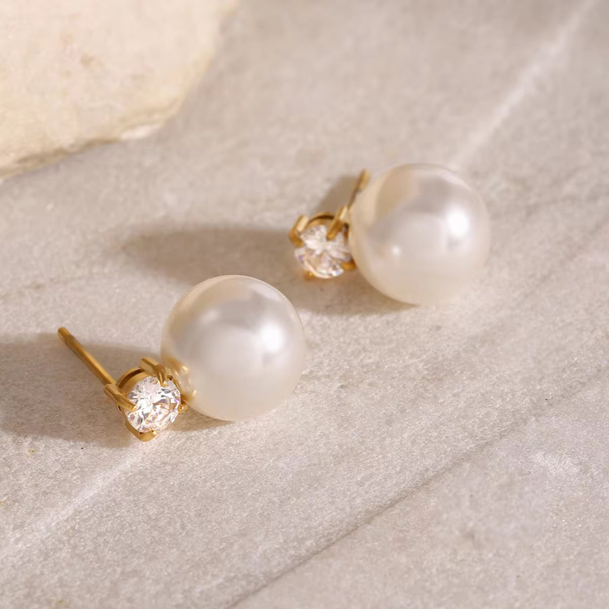 Sola Pearl studs :  18k PVD plated