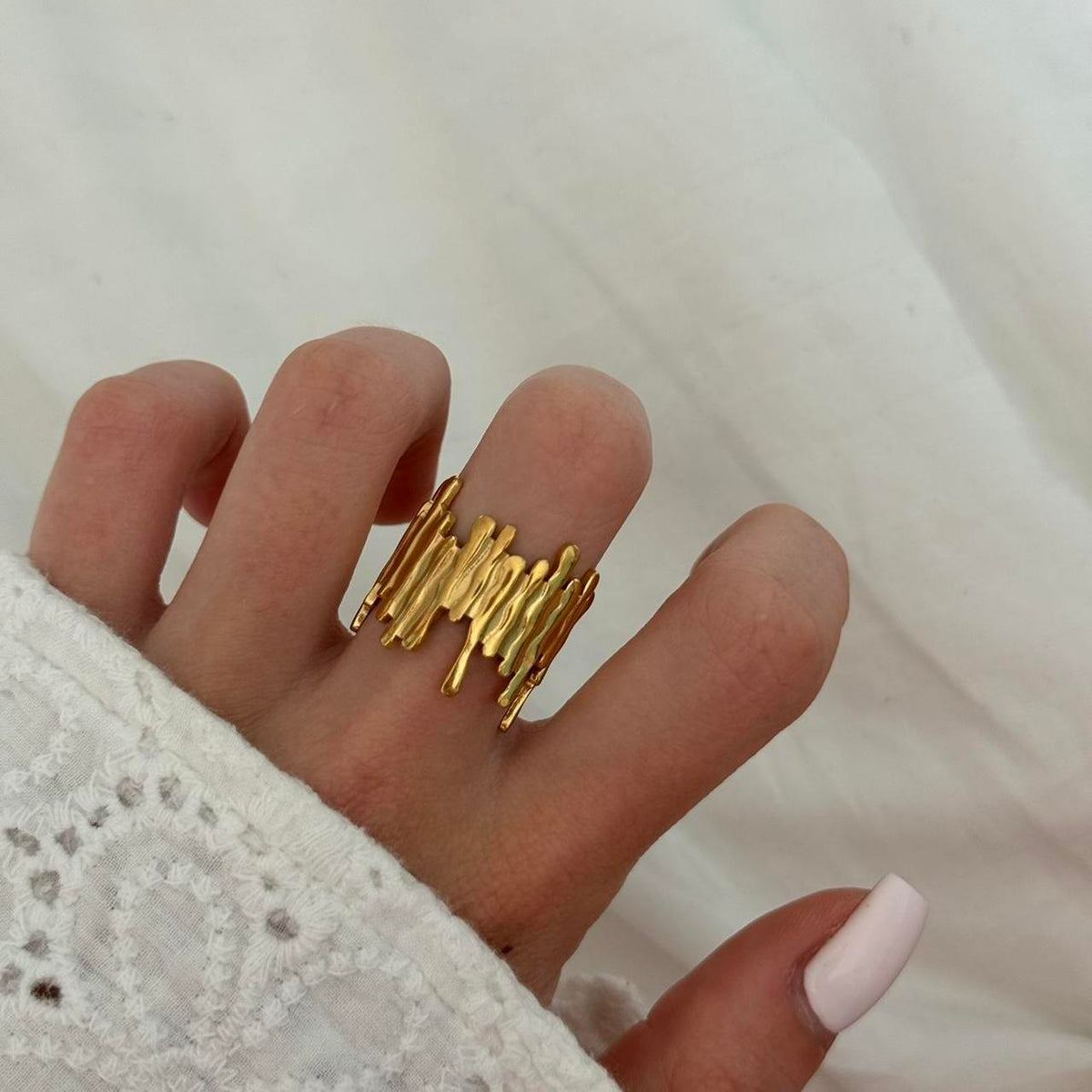 Neelam kothari - Hermosa Ring
