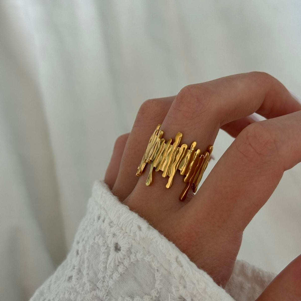 Neelam kothari - Hermosa Ring
